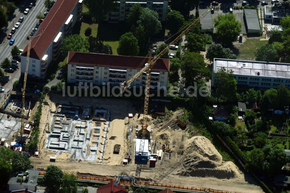 Luftaufnahme Berlin - Baustelle zum Neubau einer Mehrfamilienhaus-Wohnanlage entlang der Einbecker Straße in Berlin, Deutschland