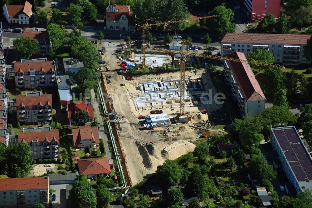 Berlin aus der Vogelperspektive: Baustelle zum Neubau einer Mehrfamilienhaus-Wohnanlage entlang der Einbecker Straße in Berlin, Deutschland