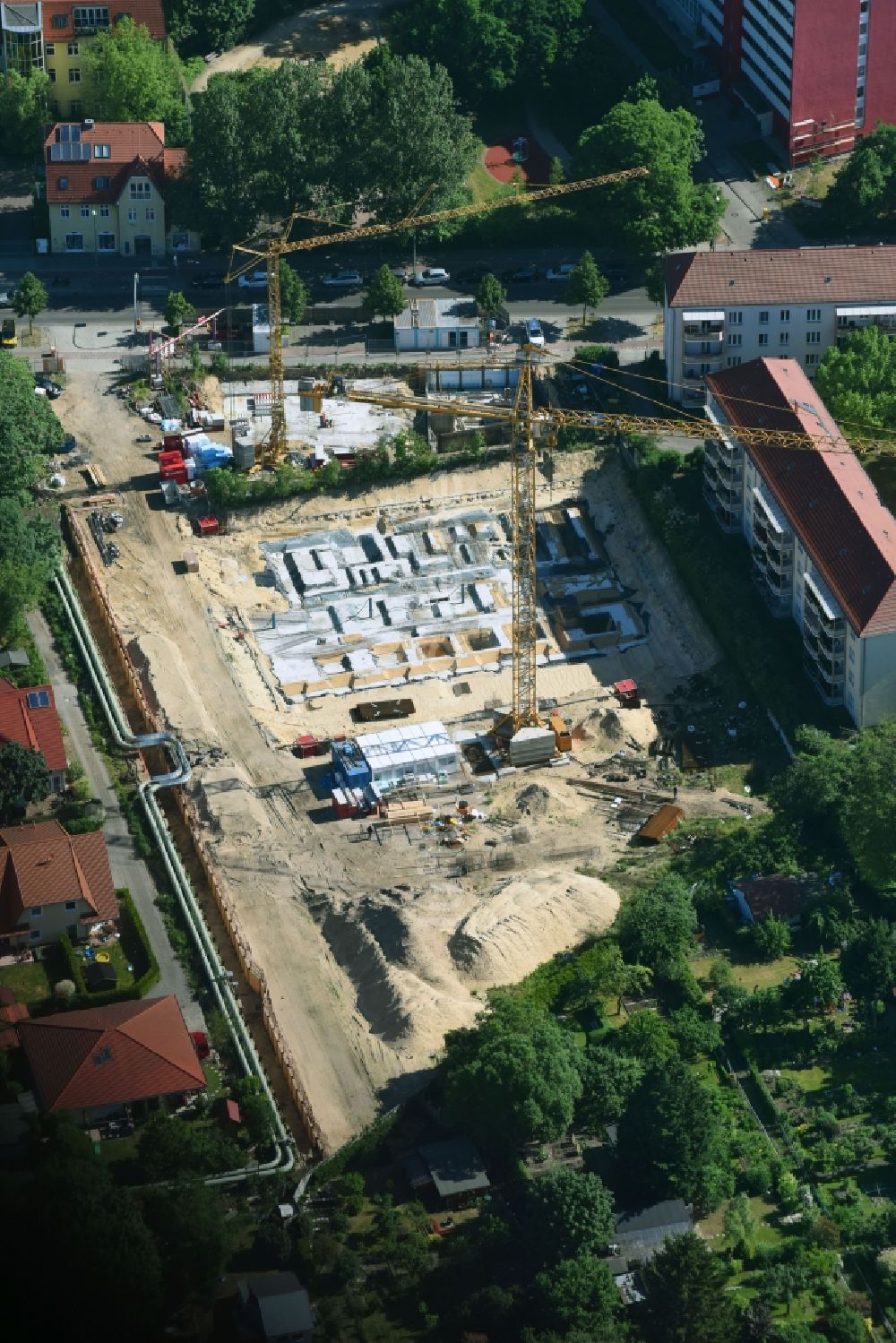 Luftbild Berlin - Baustelle zum Neubau einer Mehrfamilienhaus-Wohnanlage entlang der Einbecker Straße in Berlin, Deutschland