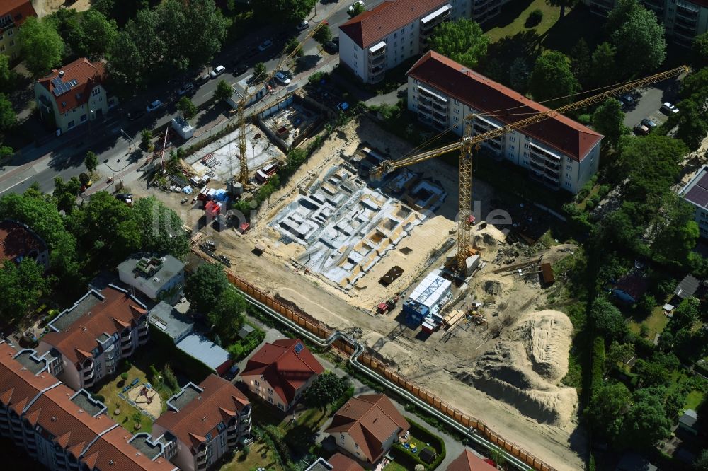 Luftaufnahme Berlin - Baustelle zum Neubau einer Mehrfamilienhaus-Wohnanlage entlang der Einbecker Straße in Berlin, Deutschland