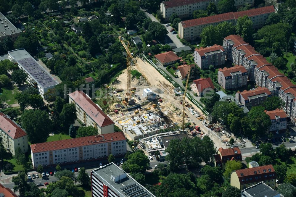 Berlin aus der Vogelperspektive: Baustelle zum Neubau einer Mehrfamilienhaus-Wohnanlage entlang der Einbecker Straße in Berlin, Deutschland