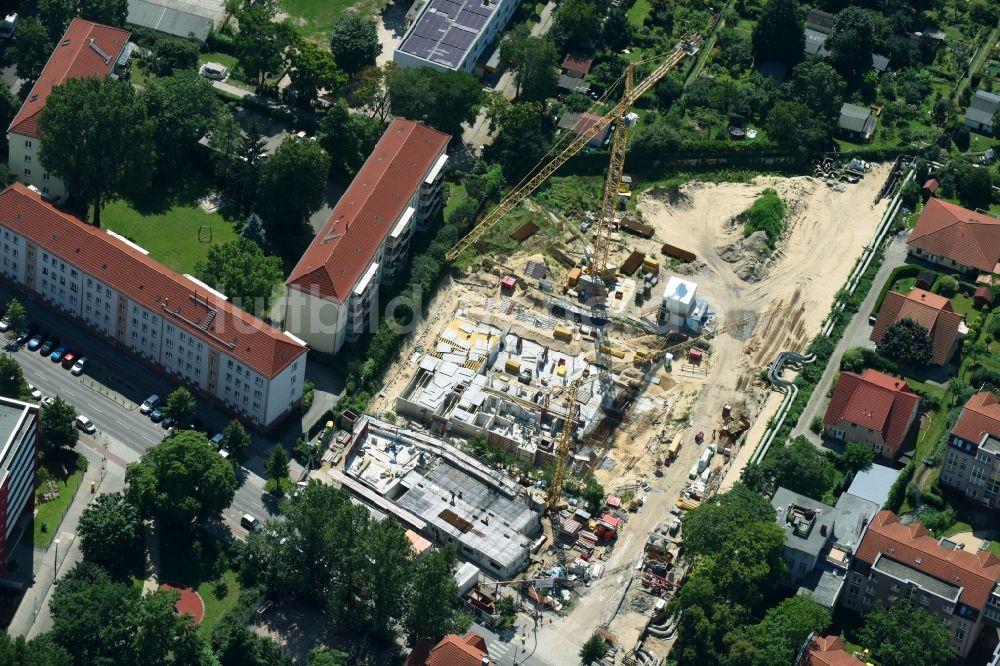 Luftaufnahme Berlin - Baustelle zum Neubau einer Mehrfamilienhaus-Wohnanlage entlang der Einbecker Straße in Berlin, Deutschland