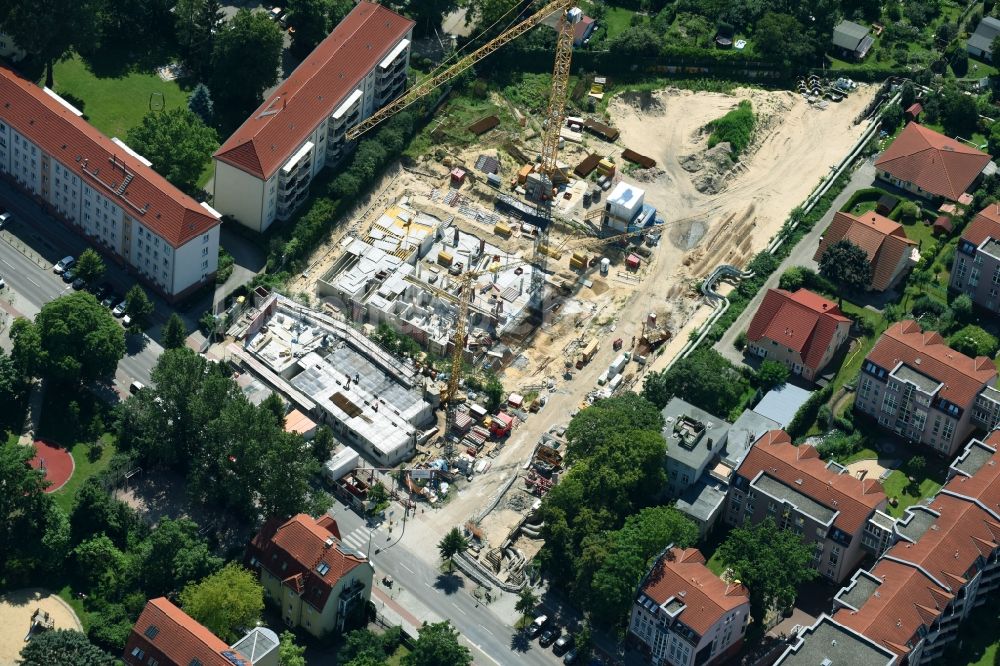 Berlin von oben - Baustelle zum Neubau einer Mehrfamilienhaus-Wohnanlage entlang der Einbecker Straße in Berlin, Deutschland