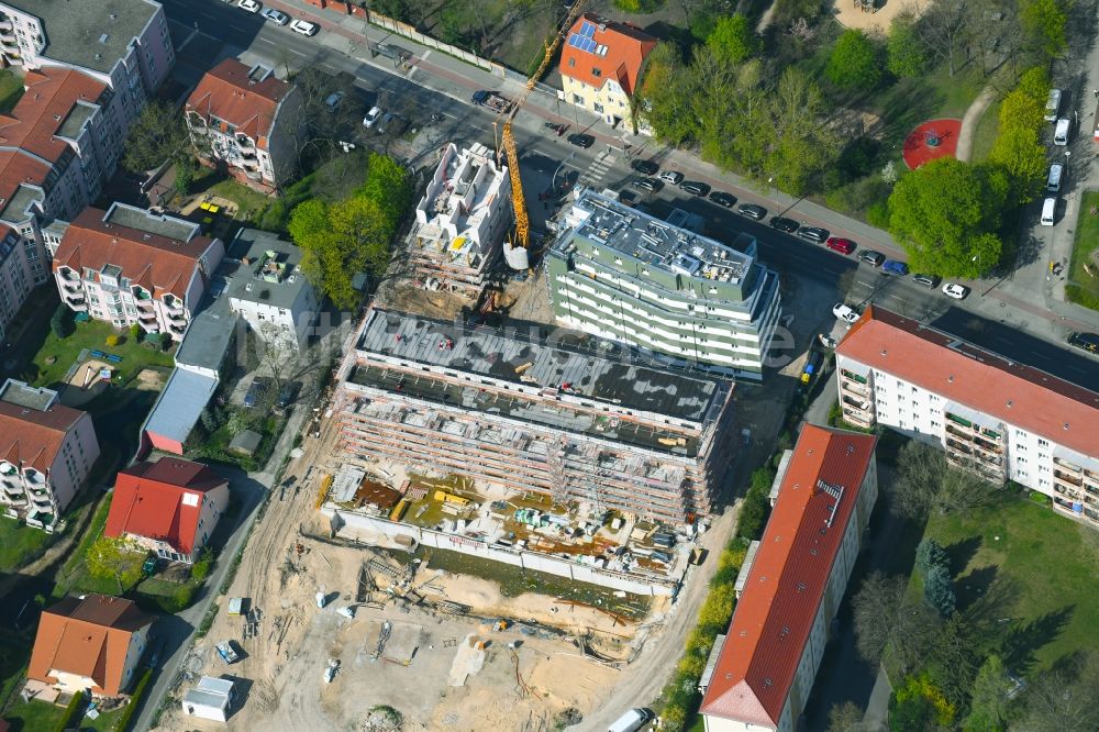 Berlin aus der Vogelperspektive: Baustelle zum Neubau einer Mehrfamilienhaus-Wohnanlage entlang der Einbecker Straße in Berlin, Deutschland