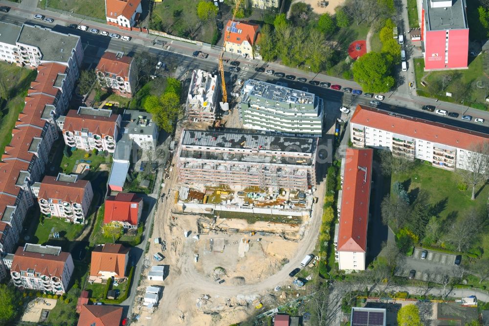 Luftaufnahme Berlin - Baustelle zum Neubau einer Mehrfamilienhaus-Wohnanlage entlang der Einbecker Straße in Berlin, Deutschland