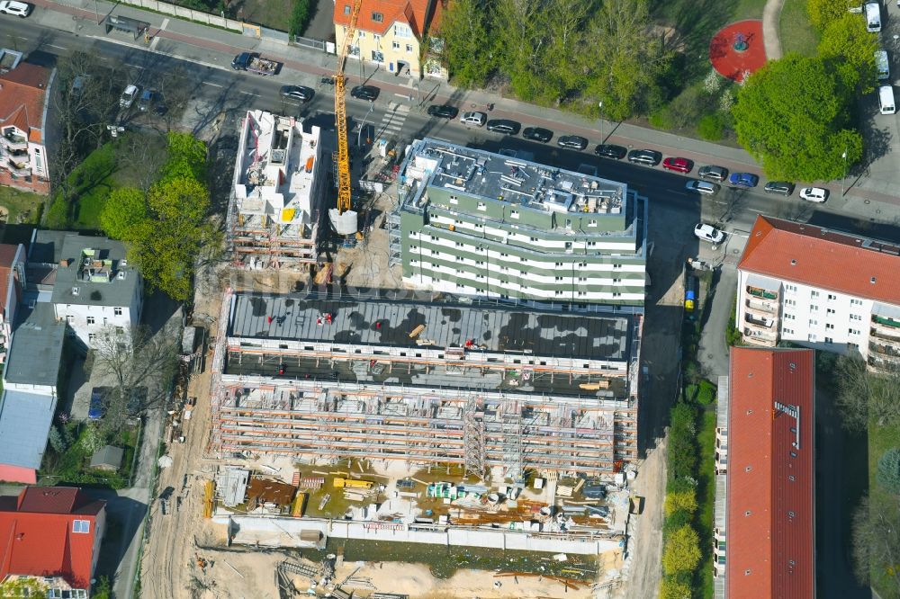 Berlin von oben - Baustelle zum Neubau einer Mehrfamilienhaus-Wohnanlage entlang der Einbecker Straße in Berlin, Deutschland