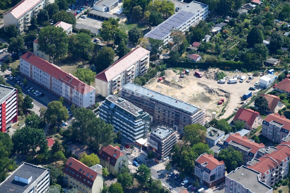 Berlin von oben - Baustelle zum Neubau einer Mehrfamilienhaus-Wohnanlage entlang der Einbecker Straße in Berlin, Deutschland