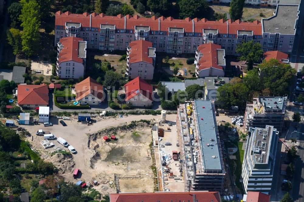 Berlin von oben - Baustelle zum Neubau einer Mehrfamilienhaus-Wohnanlage entlang der Einbecker Straße in Berlin, Deutschland