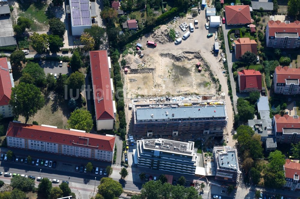 Berlin von oben - Baustelle zum Neubau einer Mehrfamilienhaus-Wohnanlage entlang der Einbecker Straße in Berlin, Deutschland