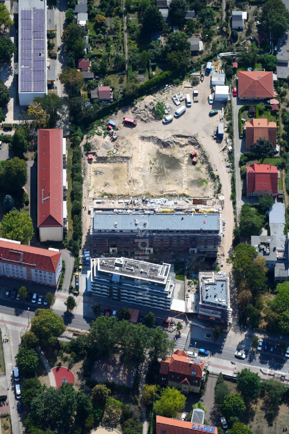 Berlin aus der Vogelperspektive: Baustelle zum Neubau einer Mehrfamilienhaus-Wohnanlage entlang der Einbecker Straße in Berlin, Deutschland