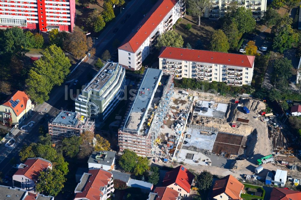 Berlin von oben - Baustelle zum Neubau einer Mehrfamilienhaus-Wohnanlage entlang der Einbecker Straße in Berlin, Deutschland