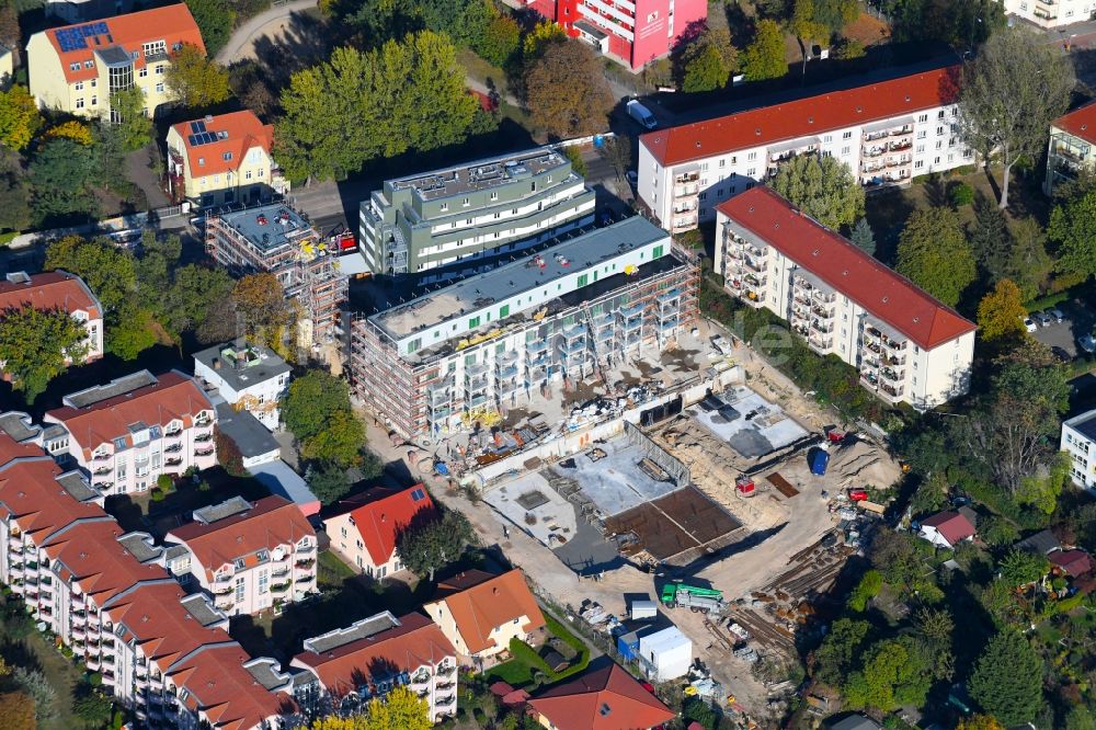 Berlin von oben - Baustelle zum Neubau einer Mehrfamilienhaus-Wohnanlage entlang der Einbecker Straße in Berlin, Deutschland