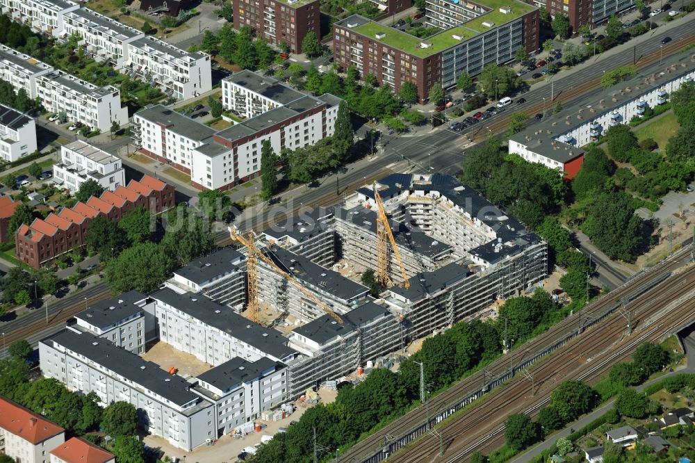 Luftbild Berlin - Baustelle zum Neubau einer Mehrfamilienhaus-Wohnanlage entlang der Hauptstraße an der Rummelsburger Bucht in Rummelsburg in Berlin, Deutschland