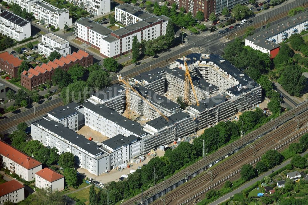 Berlin von oben - Baustelle zum Neubau einer Mehrfamilienhaus-Wohnanlage entlang der Hauptstraße an der Rummelsburger Bucht in Rummelsburg in Berlin, Deutschland