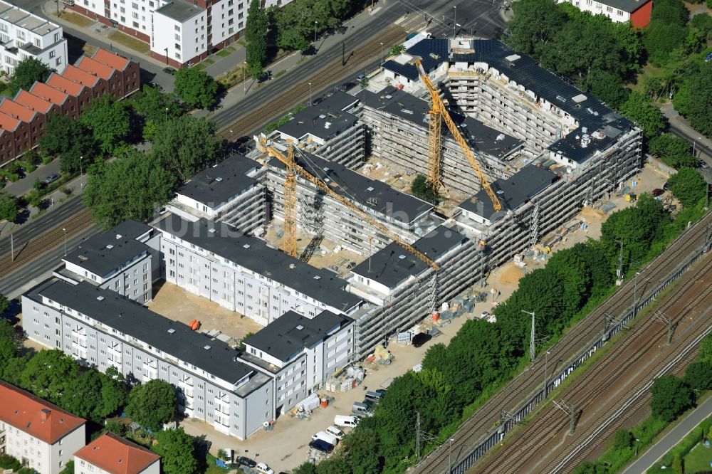 Berlin aus der Vogelperspektive: Baustelle zum Neubau einer Mehrfamilienhaus-Wohnanlage entlang der Hauptstraße an der Rummelsburger Bucht in Rummelsburg in Berlin, Deutschland