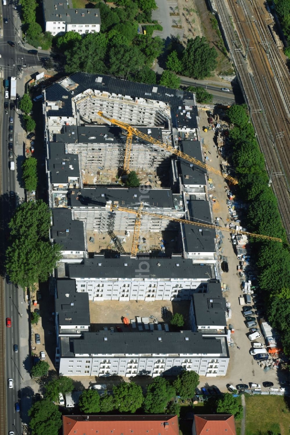 Luftbild Berlin - Baustelle zum Neubau einer Mehrfamilienhaus-Wohnanlage entlang der Hauptstraße an der Rummelsburger Bucht in Rummelsburg in Berlin, Deutschland