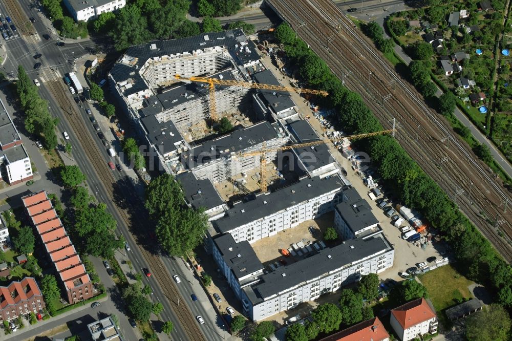 Luftaufnahme Berlin - Baustelle zum Neubau einer Mehrfamilienhaus-Wohnanlage entlang der Hauptstraße an der Rummelsburger Bucht in Rummelsburg in Berlin, Deutschland