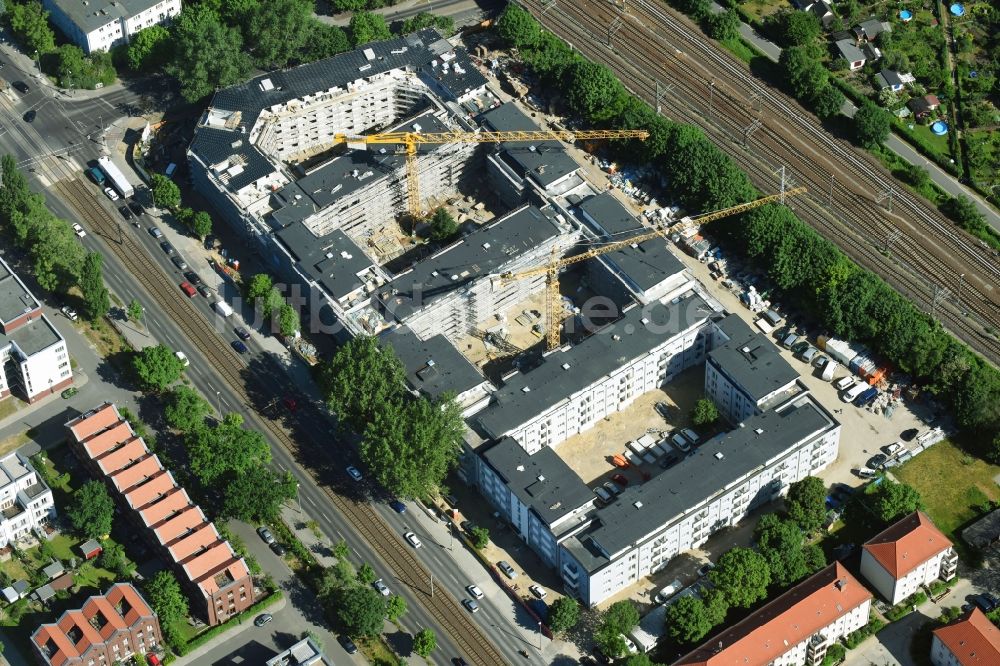 Berlin von oben - Baustelle zum Neubau einer Mehrfamilienhaus-Wohnanlage entlang der Hauptstraße an der Rummelsburger Bucht in Rummelsburg in Berlin, Deutschland