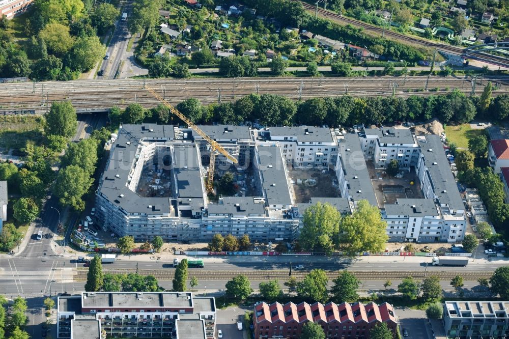 Luftbild Berlin - Baustelle zum Neubau einer Mehrfamilienhaus-Wohnanlage entlang der Hauptstraße an der Rummelsburger Bucht in Rummelsburg in Berlin, Deutschland