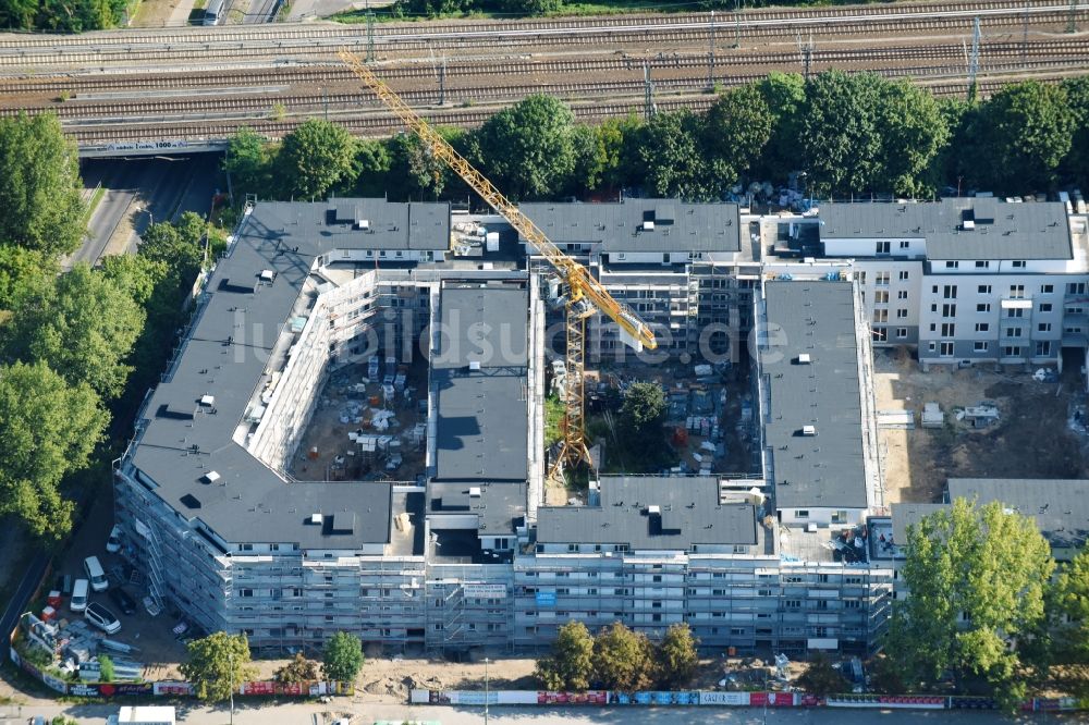 Luftaufnahme Berlin - Baustelle zum Neubau einer Mehrfamilienhaus-Wohnanlage entlang der Hauptstraße an der Rummelsburger Bucht in Rummelsburg in Berlin, Deutschland