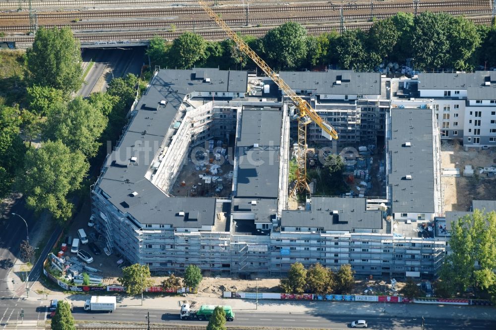 Berlin von oben - Baustelle zum Neubau einer Mehrfamilienhaus-Wohnanlage entlang der Hauptstraße an der Rummelsburger Bucht in Rummelsburg in Berlin, Deutschland