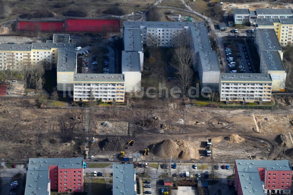 Luftaufnahme Berlin - Baustelle zum Neubau einer Mehrfamilienhaus-Wohnanlage entlang der Tangermünder Straße im Ortsteil Hellersdorf in Berlin, Deutschland