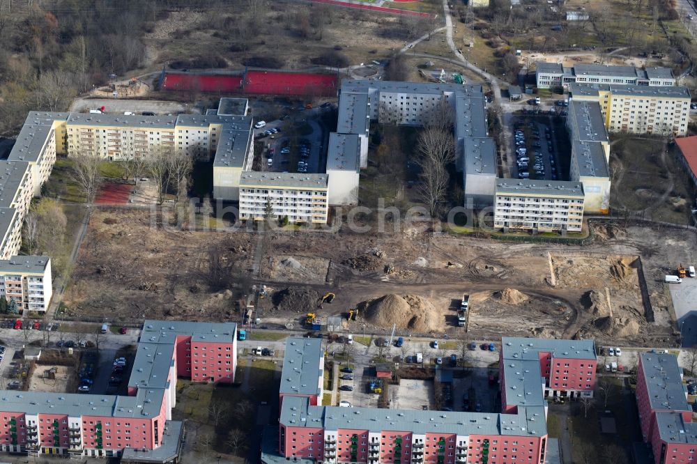 Berlin von oben - Baustelle zum Neubau einer Mehrfamilienhaus-Wohnanlage entlang der Tangermünder Straße im Ortsteil Hellersdorf in Berlin, Deutschland