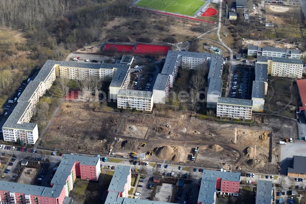 Berlin aus der Vogelperspektive: Baustelle zum Neubau einer Mehrfamilienhaus-Wohnanlage entlang der Tangermünder Straße im Ortsteil Hellersdorf in Berlin, Deutschland