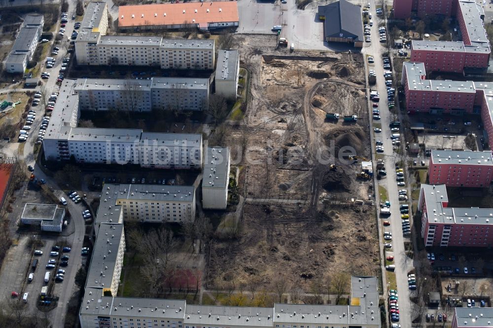 Luftbild Berlin - Baustelle zum Neubau einer Mehrfamilienhaus-Wohnanlage entlang der Tangermünder Straße im Ortsteil Hellersdorf in Berlin, Deutschland