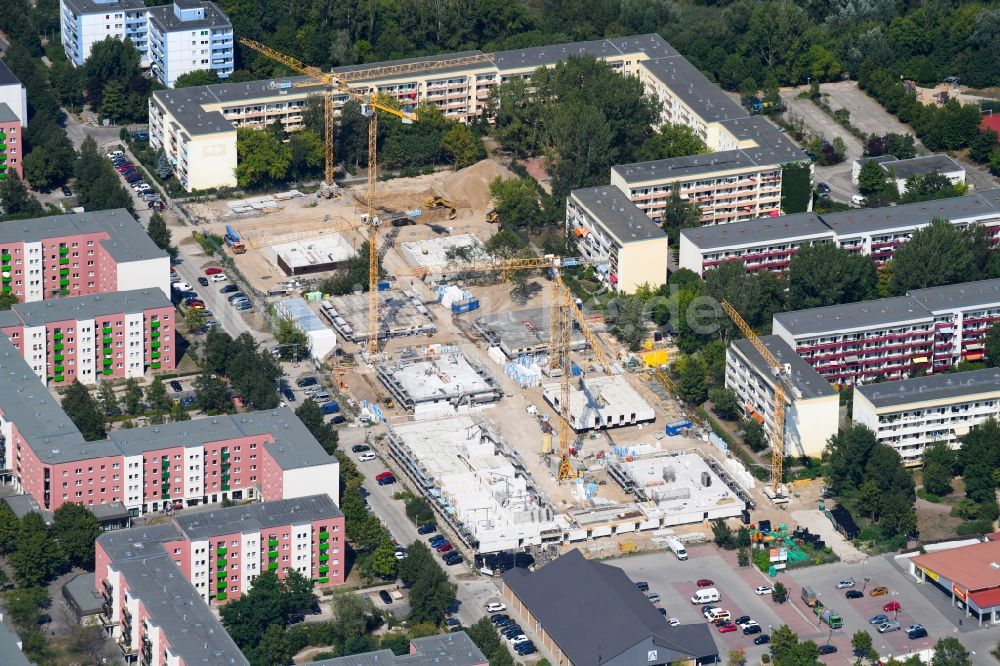 Luftbild Berlin - Baustelle zum Neubau einer Mehrfamilienhaus-Wohnanlage entlang der Tangermünder Straße im Ortsteil Hellersdorf in Berlin, Deutschland