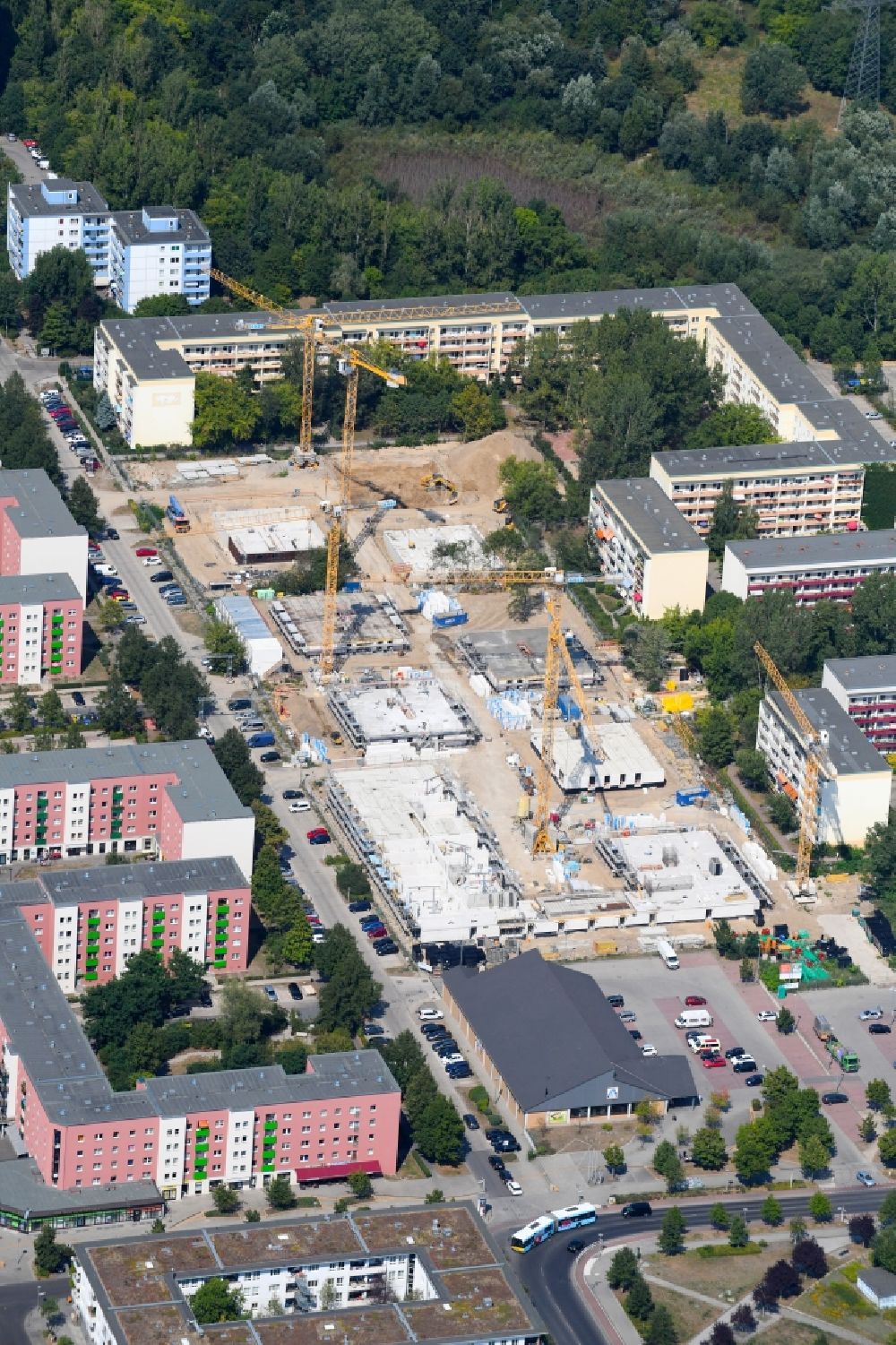 Luftaufnahme Berlin - Baustelle zum Neubau einer Mehrfamilienhaus-Wohnanlage entlang der Tangermünder Straße im Ortsteil Hellersdorf in Berlin, Deutschland