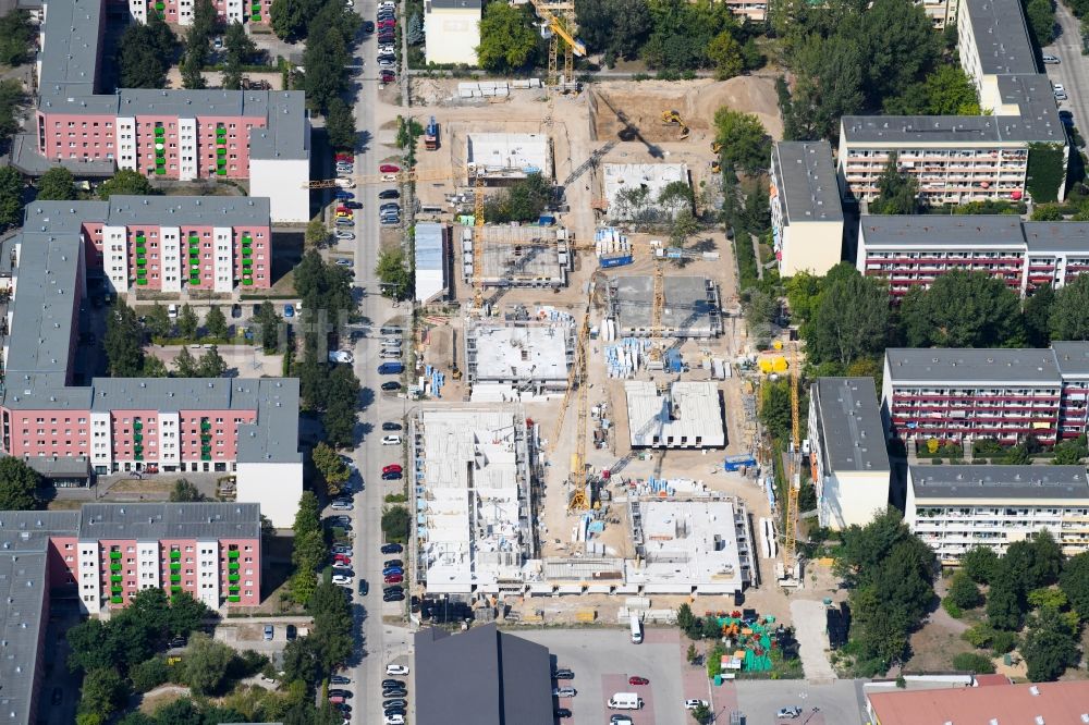 Berlin von oben - Baustelle zum Neubau einer Mehrfamilienhaus-Wohnanlage entlang der Tangermünder Straße im Ortsteil Hellersdorf in Berlin, Deutschland