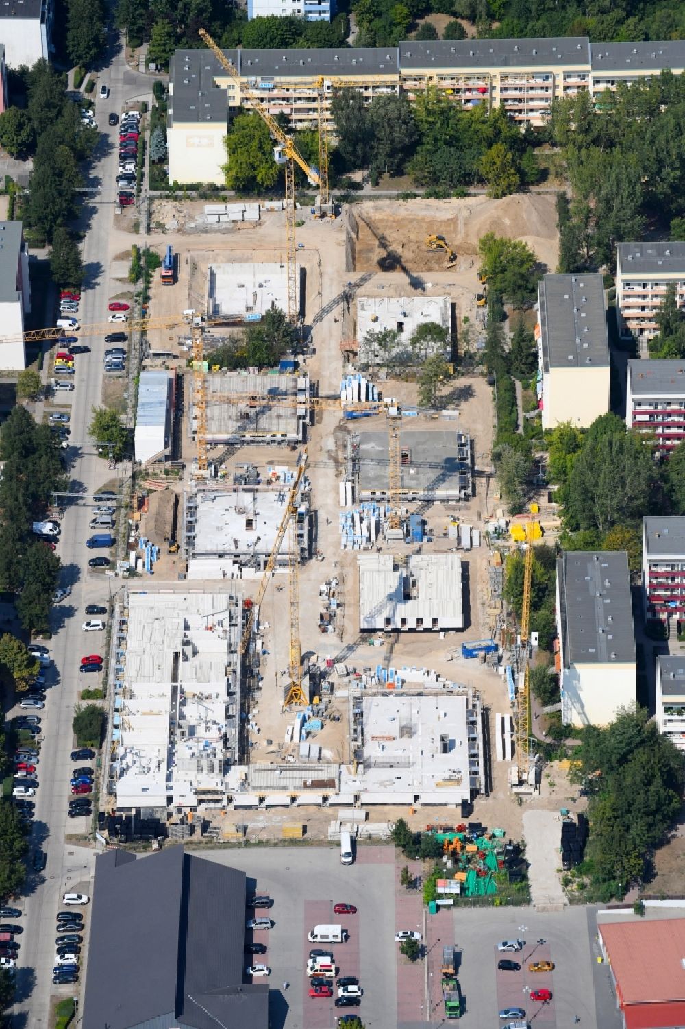 Berlin aus der Vogelperspektive: Baustelle zum Neubau einer Mehrfamilienhaus-Wohnanlage entlang der Tangermünder Straße im Ortsteil Hellersdorf in Berlin, Deutschland