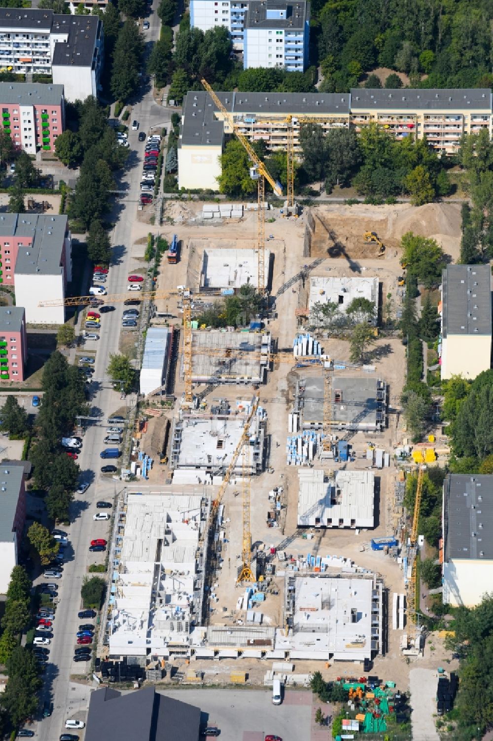 Luftbild Berlin - Baustelle zum Neubau einer Mehrfamilienhaus-Wohnanlage entlang der Tangermünder Straße im Ortsteil Hellersdorf in Berlin, Deutschland