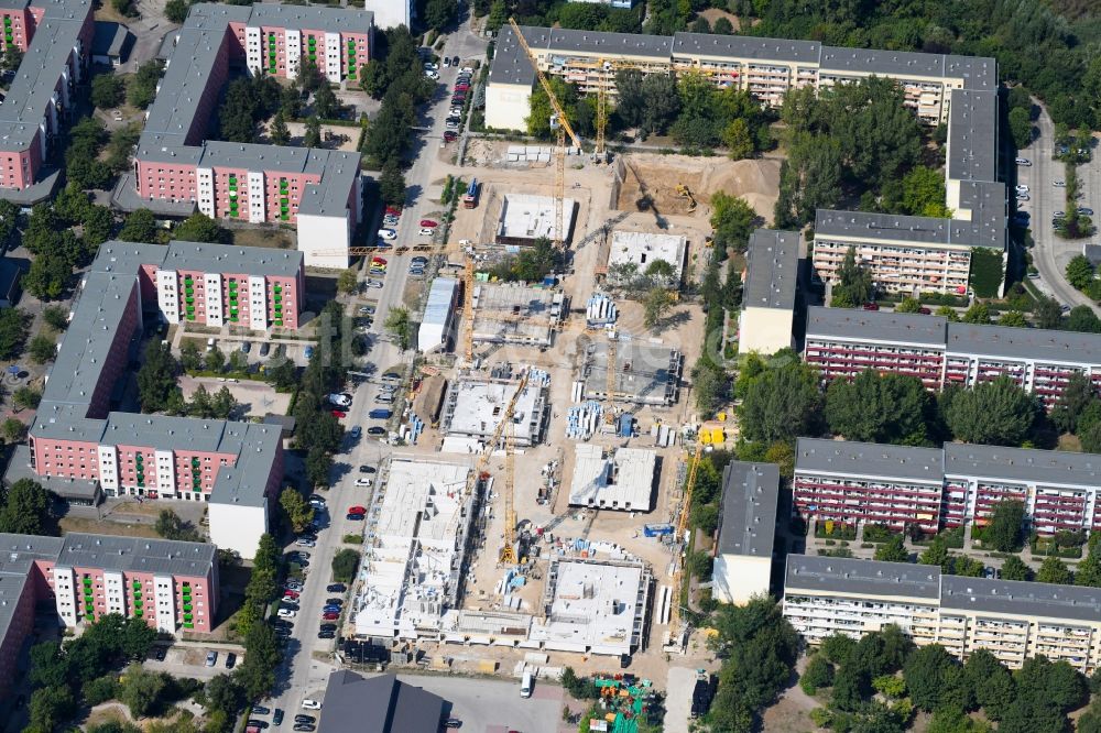 Luftaufnahme Berlin - Baustelle zum Neubau einer Mehrfamilienhaus-Wohnanlage entlang der Tangermünder Straße im Ortsteil Hellersdorf in Berlin, Deutschland