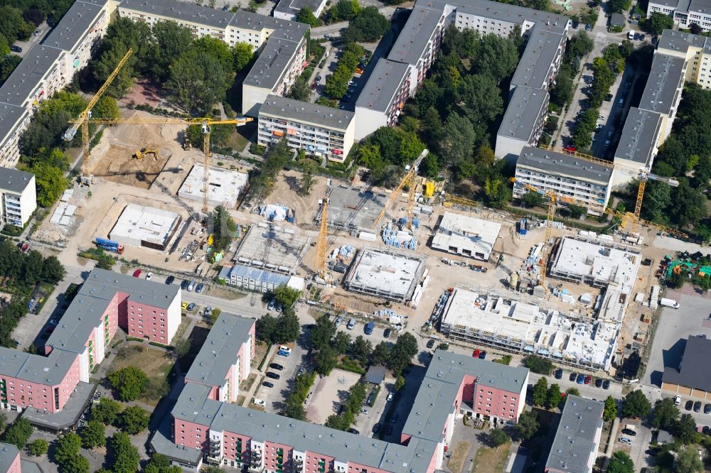 Berlin aus der Vogelperspektive: Baustelle zum Neubau einer Mehrfamilienhaus-Wohnanlage entlang der Tangermünder Straße im Ortsteil Hellersdorf in Berlin, Deutschland