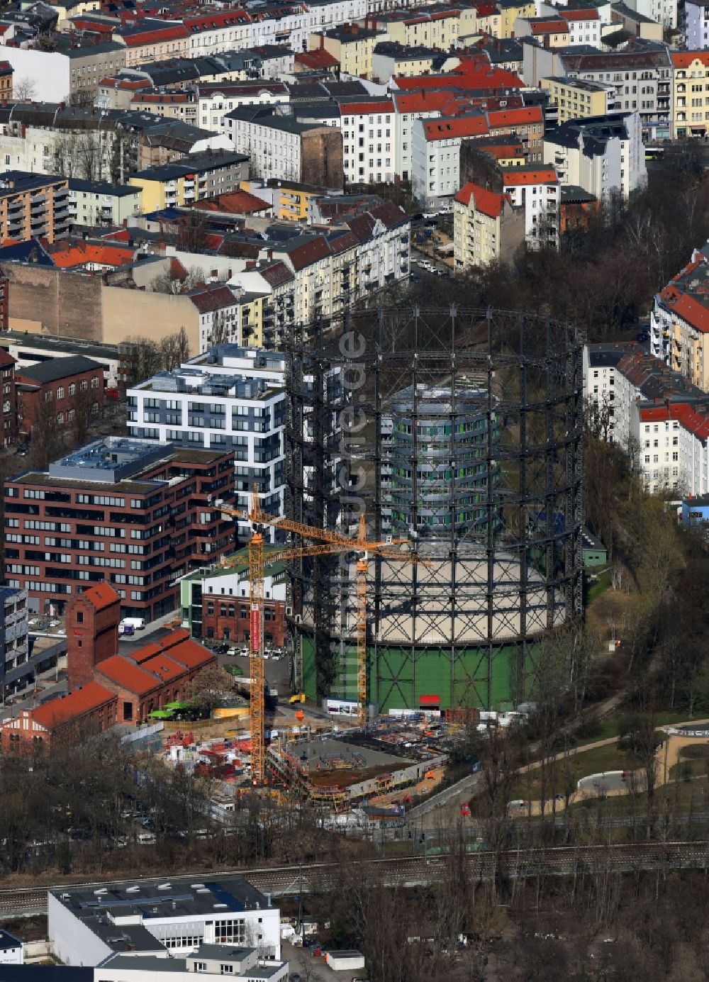 Berlin aus der Vogelperspektive: Baustelle zum Neubau einer Mehrfamilienhaus-Wohnanlage der EUREF AG am EUREF-Campus am Gasometer im Ortsteil Bezirk Tempelhof-Schöneberg in Berlin