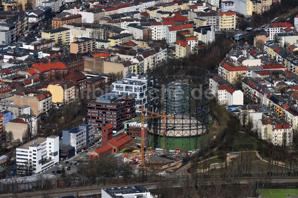 Berlin von oben - Baustelle zum Neubau einer Mehrfamilienhaus-Wohnanlage der EUREF AG am EUREF-Campus am Gasometer im Ortsteil Bezirk Tempelhof-Schöneberg in Berlin