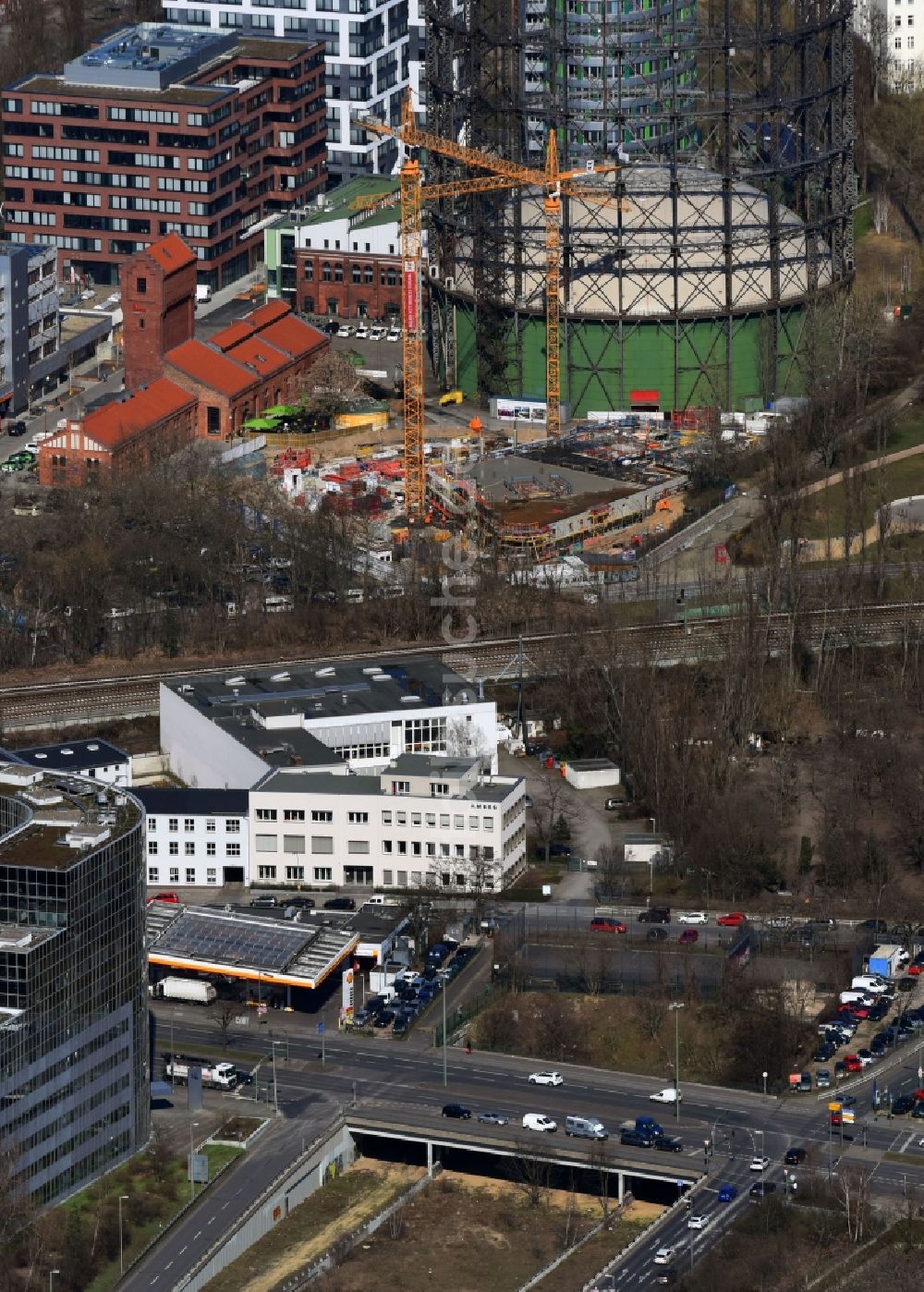 Berlin aus der Vogelperspektive: Baustelle zum Neubau einer Mehrfamilienhaus-Wohnanlage der EUREF AG am EUREF-Campus am Gasometer im Ortsteil Bezirk Tempelhof-Schöneberg in Berlin