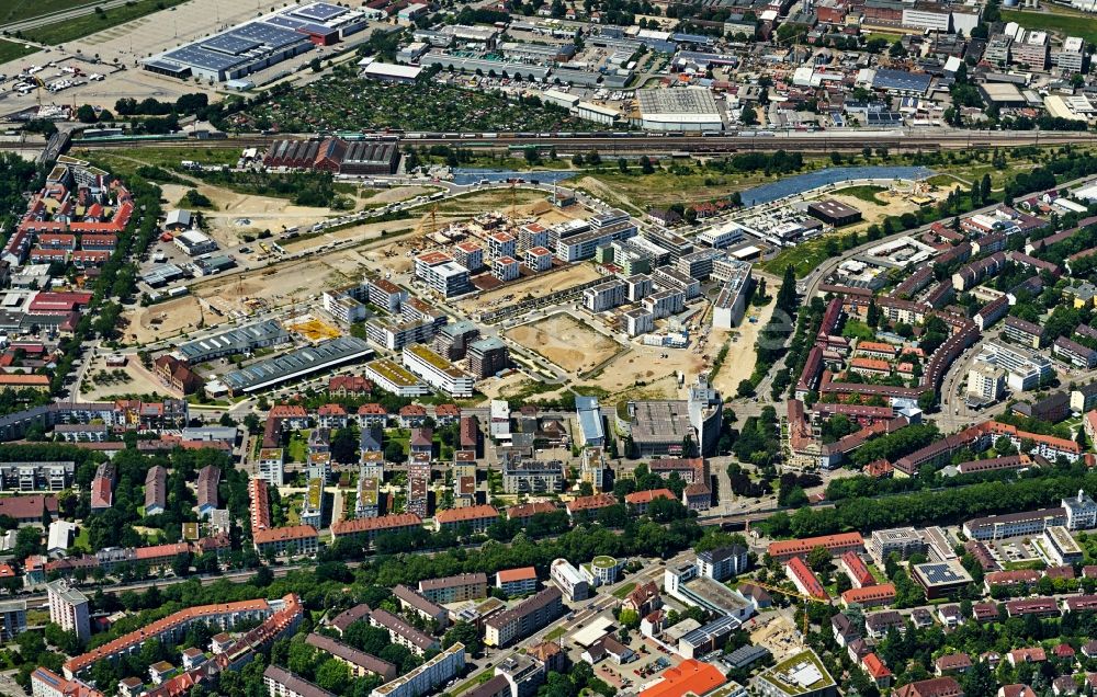 Luftaufnahme Freiburg im Breisgau - Baustelle zum Neubau einer Mehrfamilienhaus-Wohnanlage in Freiburg im Breisgau im Bundesland Baden-Württemberg, Deutschland