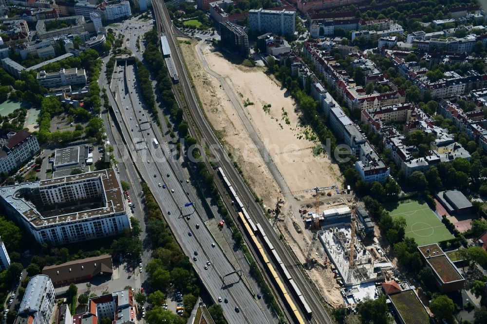 Luftaufnahme Berlin - Baustelle zum Neubau einer Mehrfamilienhaus-Wohnanlage Friedenauer Höhe im Ortsteil Wilmersdorf in Berlin, Deutschland