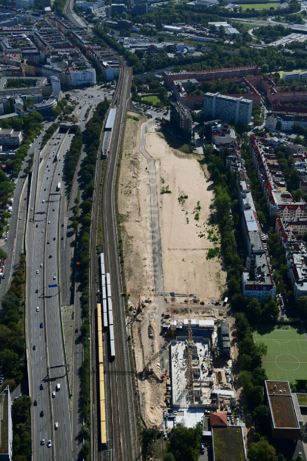 Luftbild Berlin - Baustelle zum Neubau einer Mehrfamilienhaus-Wohnanlage Friedenauer Höhe im Ortsteil Wilmersdorf in Berlin, Deutschland