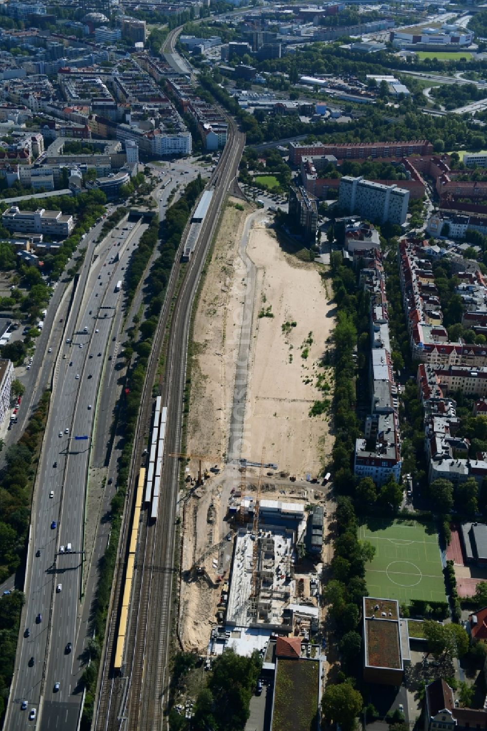 Luftaufnahme Berlin - Baustelle zum Neubau einer Mehrfamilienhaus-Wohnanlage Friedenauer Höhe im Ortsteil Wilmersdorf in Berlin, Deutschland