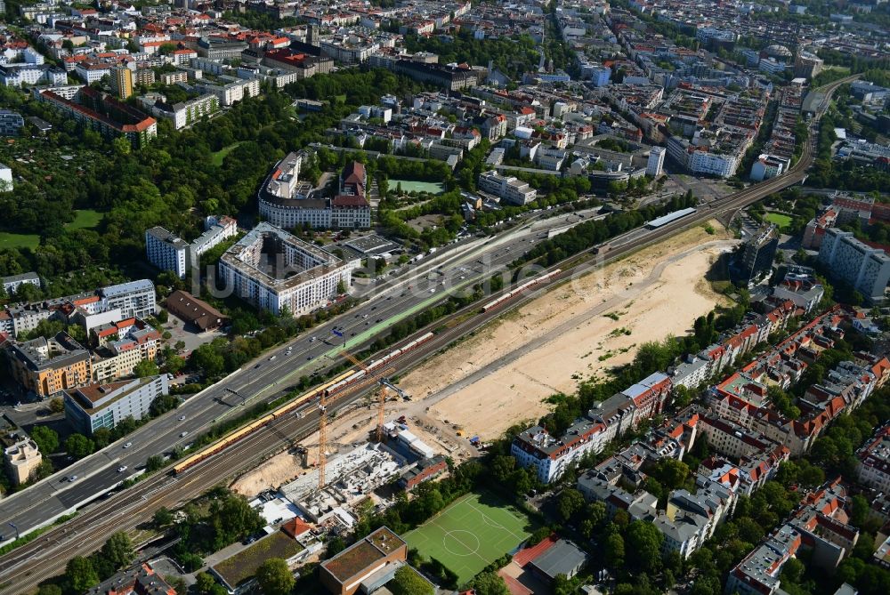 Luftbild Berlin - Baustelle zum Neubau einer Mehrfamilienhaus-Wohnanlage Friedenauer Höhe im Ortsteil Wilmersdorf in Berlin, Deutschland