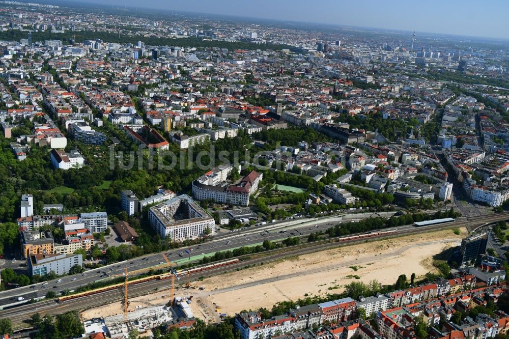 Luftaufnahme Berlin - Baustelle zum Neubau einer Mehrfamilienhaus-Wohnanlage Friedenauer Höhe im Ortsteil Wilmersdorf in Berlin, Deutschland