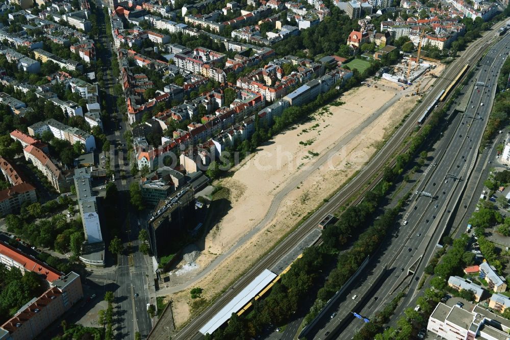 Luftbild Berlin - Baustelle zum Neubau einer Mehrfamilienhaus-Wohnanlage Friedenauer Höhe im Ortsteil Wilmersdorf in Berlin, Deutschland