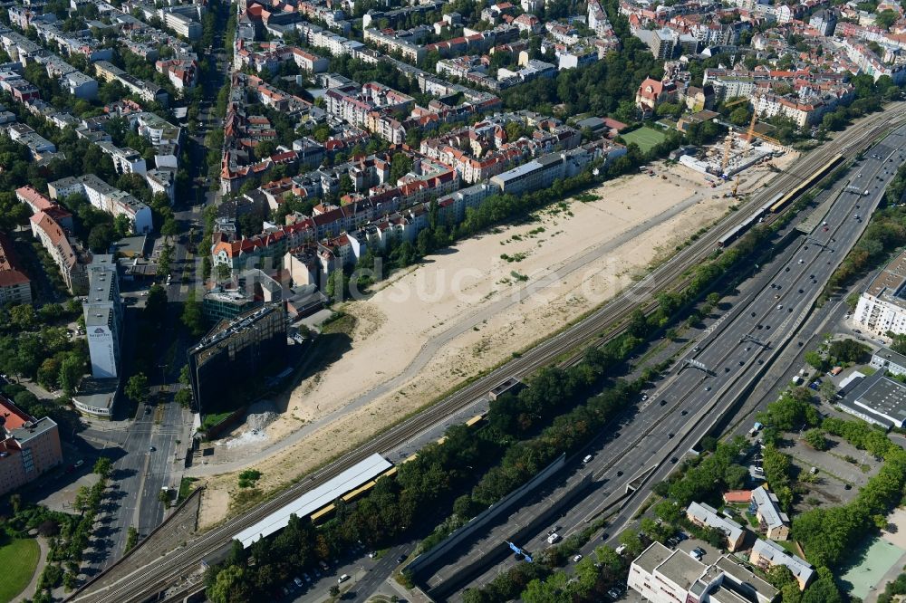 Luftaufnahme Berlin - Baustelle zum Neubau einer Mehrfamilienhaus-Wohnanlage Friedenauer Höhe im Ortsteil Wilmersdorf in Berlin, Deutschland