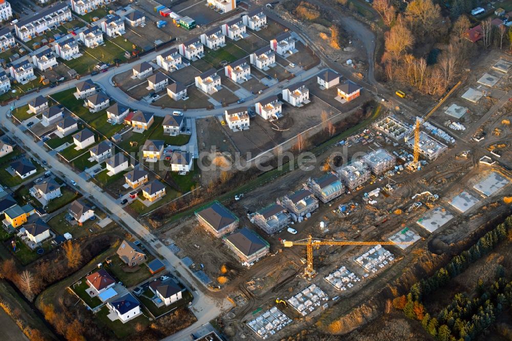 Bernau von oben - Baustelle zum Neubau einer Mehrfamilienhaus-Wohnanlage Friedenstaler Gärten im Ortsteil Friedenstal in Bernau im Bundesland Brandenburg, Deutschland