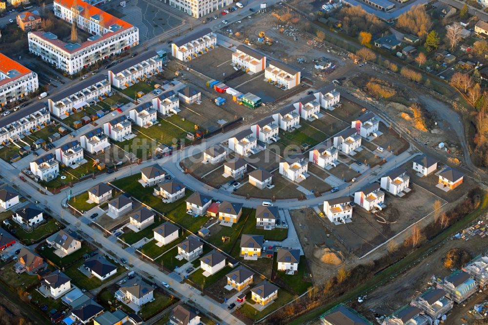 Bernau aus der Vogelperspektive: Baustelle zum Neubau einer Mehrfamilienhaus-Wohnanlage Friedenstaler Gärten im Ortsteil Friedenstal in Bernau im Bundesland Brandenburg, Deutschland