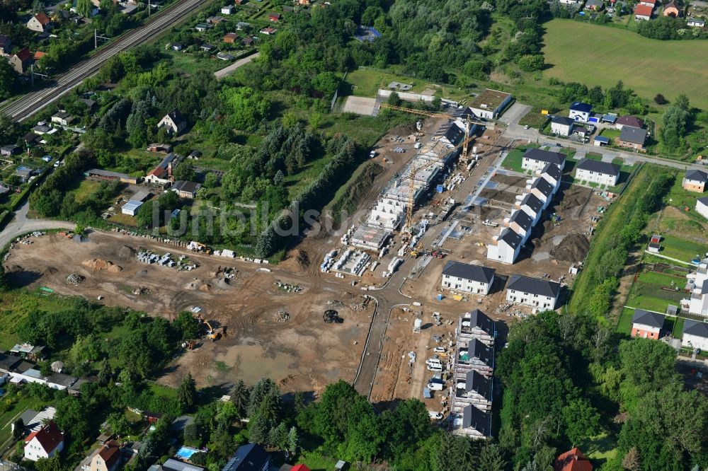 Bernau aus der Vogelperspektive: Baustelle zum Neubau einer Mehrfamilienhaus-Wohnanlage Friedenstaler Gärten im Ortsteil Friedenstal in Bernau im Bundesland Brandenburg, Deutschland